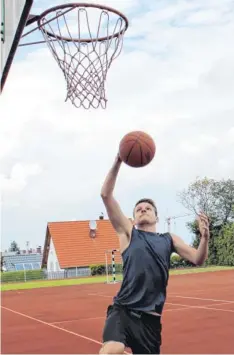  ?? Foto: Uli Anhofer ?? Zum Dunking reicht’s (noch) nicht. Doch das große Vorbild von Felix Grimminger beweist ja, dass Körpergröß­e allein nicht alles ist im Basketball.