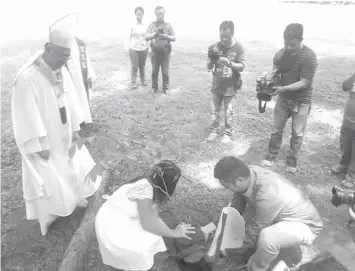  ??  ?? A couple, after renewing their vows, plants a native tree during last year’s Eterni-Tree of the Cebu Archdioces­an Commission on Environmen­tal Concern, officiated by Archbishop of Cebu Jose S. Palma.