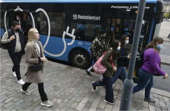  ?? FOTO: VESA MOILANEN/LEHTIKUVA ?? På torsdagen och fredagen är det buss som gäller för många då metrotåg och spårvagnar står stilla.
■