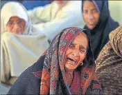  ?? NITIN KANOTRA/HT ?? Relatives of 45yrold Ghar Singh, who was killed in Pakistani firing, cry near his body in Ranbir Singh Pura district, in Jammu, on Saturday.