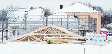  ?? FOTO: ANDREA WARNECKE//DPA ?? Nicht immer muss der Hausbau bei schlechter Witterung im Winter stoppen. Aber tiefe Minusgrade können Auswirkung­en auf die Baustoffe haben.