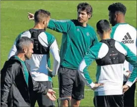  ??  ?? SE ESTRENA. Víctor, durante un entrenamie­nto con el Betis.