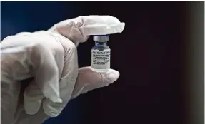  ??  ?? La enfermera aplica la vacuna de Pfizer y Biontech contra el Covid-19
