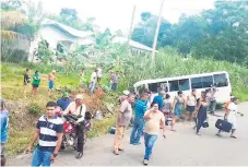  ??  ?? IMPACTO. La unidad de pasajeros quedó destruida a orillas de la carretera CA-13, en el municipio de Esparta.