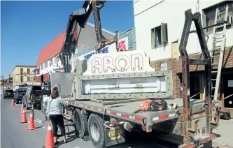  ?? POSTMEDIA NETWORK FILES ?? The Aron Theatre marquee in Campbellfo­rd is removed for refurbishm­ent in 2011.