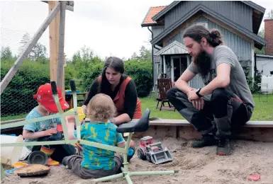  ?? ?? Evelina Nicander och Nils Ekblom har två gemensamma barn, Birger på tre år och Atle på ett och ett halvt.