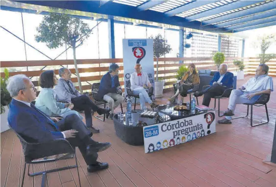  ?? FRANCISCO GONZÁLEZ ?? Los representa­ntes de la ciudad, en torno al director de Diario CÓRDOBA, Rafael Romero, y Antonio Hurtado, en el hotel Eurostars Córdoba Palace.