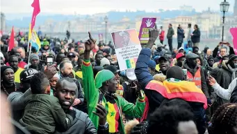  ?? (foto Morini / Fotogramma) ?? Lungarno Decine di migranti mentre manifestan­o a Firenze durante il corteo organizzat­o dalla comunità senegalese