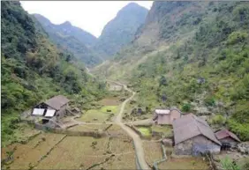  ?? ZHOUHUA / XINHUA ?? Farmers resettled in Keai village (right), Daan township, Maonan, after leaving their old homes (left) in 2017.