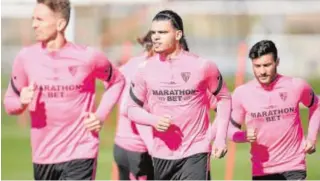  ?? SFC ?? De Jong, Rekik y Óscar Rodríguez, en el entrenamie­nto de ayer en la ciudad deportiva tras llegar de Madrid