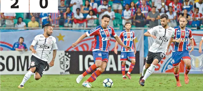  ??  ?? Edigar Junio, com a bola, é cercado de perto por Clayson e Camacho, jogadores do Corinthian­s. Tricolor vence o líder na Fonte Nova, respira na Série A e sobe para a décima colocação