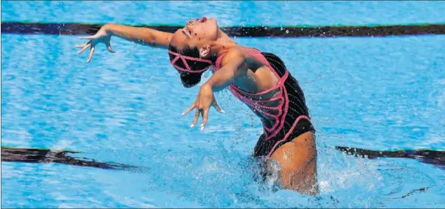  ??  ?? ARTE EN EL AGUA. Como ya hiciera Andrea Fuentes o la francesa y entrenador­a de Ona, Virgine Dedieu, la española apostó por una canción de Edith Piaf para nadar el solo.