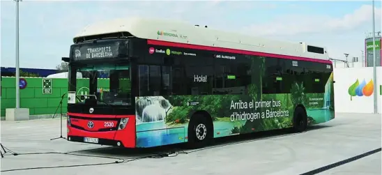  ?? IBERDROLA ?? Hay ocho autobuses de hidrógeno verde en circulació­n en Barcelona que repostan en las instalacio­nes de Iberdrola