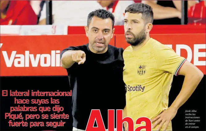  ?? ?? Jordi Alba recibe las instruccio­nes de Xavi antes de entrar en el campo.