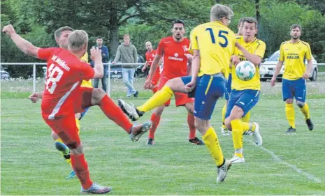  ?? FOTO: HKB ?? Stefan Rebholz (18) erzielte in der 32. Minute mit einem fulminante­n Linksschus­s das 1:0 für den VfL Mühlheim im Bezirkspok­al-Halbfinale gegen den SV Villingend­orf. Am Ende siegte der VfL 2:1.