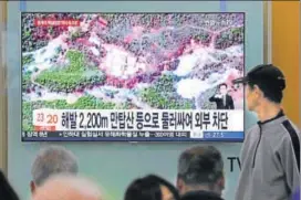  ?? AP ?? People in Seoul watch a TV screen showing a satellite image of the Punggyeri test site.