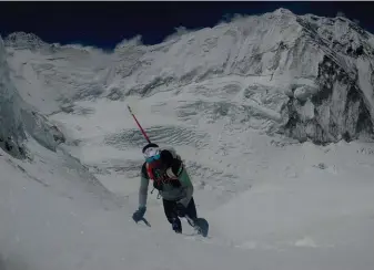  ??  ?? Sur cette photo, Ueli Steck grimpe sur le versant ouest de l’Everest lors de sa phase d’acclimatat­ion. Derrière lui, le Nuptse, où il trouve la mort quelques jours plus tard, dans la voie Scott. Celle-ci contourne par la gauche les séracs au pied de la...