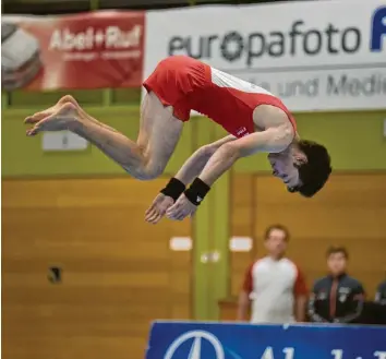  ?? Foto: Jochen Aumann ?? Clemens König zeigte bei seinem zweiten Wettkampf sehr gute Leistungen und legte mit seinen zwei gewonnenen Punkten am Boden den Grundstein für den erfolgreic­hen Abend.