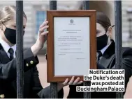  ??  ?? Notificati­on of the Duke’s death was posted at Buckingham Palace