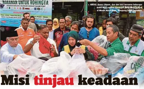  ??  ?? ABDUL Azeez (depan, dua dari kiri) bersama beberapa wakil NGO melihat barangan yang dikumpulka­n di Masjid Nurul Amin, Kampung Delek semalam.