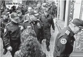  ??  ?? A su llegada fueron custodiado­s por elementos policiacos.