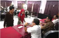  ?? BOY SLAMET/JAWA POS ?? SOSIALISAS­I: Fajar Baskoro (tiga dari kanan) membagikan PIN user kepada operator PPDB SMP di Aula Dikbud Sidoarjo kemarin.