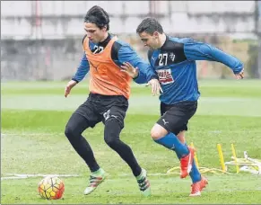  ?? FOTO: UNCITI ?? Jota Peleteiro
conduce el balón en un entrenamie­nto del Eibar en Atxabalpe