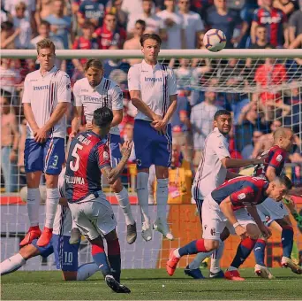  ??  ?? La splendida punizione di Pulgar per momentaneo il 2-0 del Bologna sulla Sampdoria ANSA