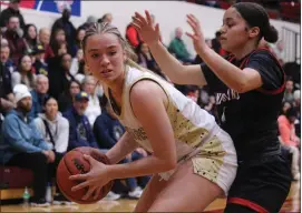  ?? BRYAN EVERSON – MEDIANEWS GROUP ?? Stoney Creek’s Merrick Schwalbach shields the ball during Tuesday’s Division 1 quarterfin­al at Calihan Hall in Detroit. The Cougars fell to Grand Blanc, 49-27.