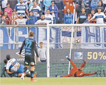  ?? FOTO: AGENCIAUNO ?? Manzano dispara y el manotazo de Cortés no impide el 1-0 parcial.