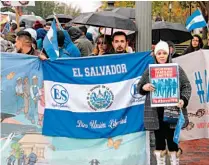  ??  ?? El Salvador. Una bandera salvadoreñ­a estuvo ayer en Washington, en la manifestac­ión frente a la Casa Blanca, para pedir la conservaci­ón del TPS.