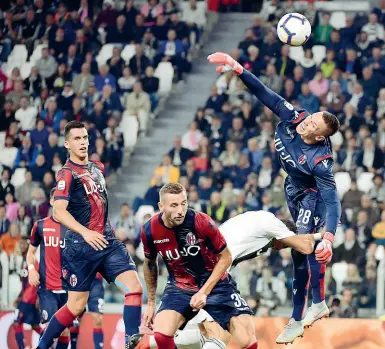  ?? (Lapresse) ?? Scaccia gol Sono sedici le reti subite dal Bologna nelle prime undici giornate del campionato di serie A. Soltanto due volte il portiere rossoblù Skorupski ha tenuto inviolata la propria porta