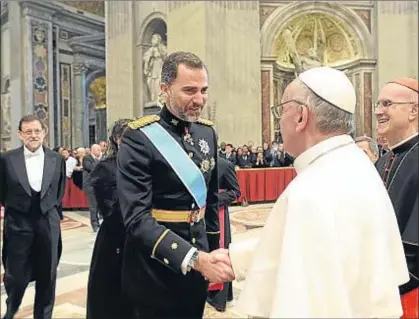  ?? AP / ‘L’OSSERVATOR­E ROMANO’ ?? El Papa recibiendo el saludo del príncipe Felipe, ayer en la recepción de dignatario­s tras la misa