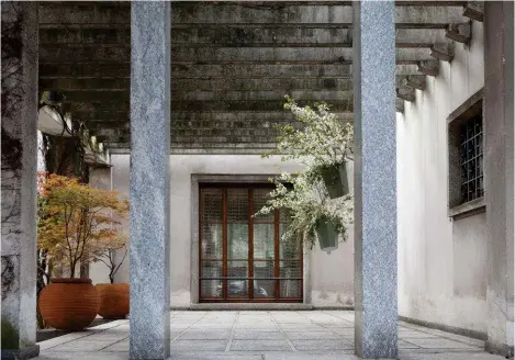  ??  ?? Above ‘Arnold Circus’ stools by Martino Gamper are upturned and filled with blooms in the loggia.