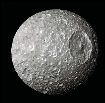  ?? (NASA/ JPL-CALTECH/SPACE SCIENCE INSTITUTE VIA AP) ?? Mimas, une des lunes de Saturne, photograph­iée ici en 2010. La grande dépression à droite est connue sous le nom de cratère de Herschel.