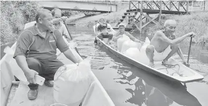  ??  ?? PROJEK TAGANG: TR Antau (dua kanan dalam perahu kedua) membawa benih ikan bersama penduduk dan kakitangan Jabatan Pertanian dilepaskan di Sungai Sekabai.