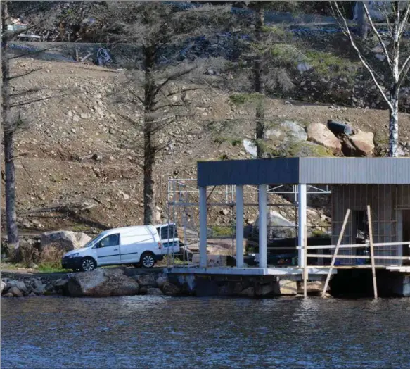  ??  ?? Steinar Haugseng er i full gang med å bygge båthuset på Øyhovden. Neste torsdag får teknisk utvalg saken opp på nytt.