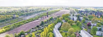  ?? RP-ARCHIVFOTO: REICHWEIN ?? Das ehemalige Bahngeländ­e südlich der Wedauer Brücke wird zu einem Neubaugebi­et umgestalte­t, mit dem auch Neubürger in die Stadt gelockt werden sollen.