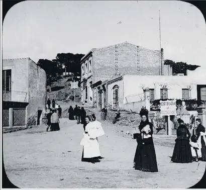  ??  ?? El pasado. Arriba, un grupo de veraneante­s en la plaza de Vallvidrer­a, en el año 1902, cuando este era un lugar para pasar el estío. A la izquierda, vista del pantano, obra del arquitecto Elies Rogent en 1910; hoy una zona recuperada para el paseo por la naturaleza.