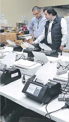  ?? FOTO: MARIO URRUTIA ?? Unos tres mil custodios electorale­s recibieron capacitaci­ón para ayudar al ciudadano a usar el escáner tras ejercer el sufragio.