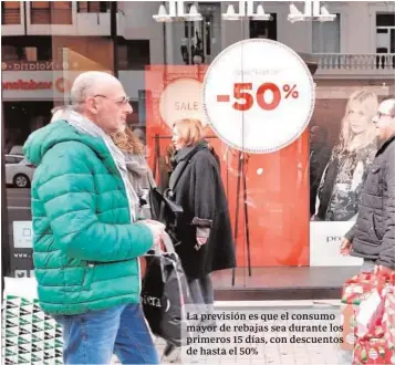  ??  ?? La previsión es que el consumo mayor de rebajas sea durante los primeros 15 días, con descuentos de hasta el 50%