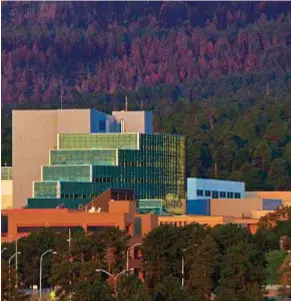  ??  ?? CITTADELLA Il Los Alamos National Laboratory: 13.200 dipendenti, è uno dei due laboratori negli Stati Uniti autorizzat­i a sviluppare armamenti nucleari.