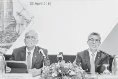  ??  ?? Zafrul (right) during press conference Asean Catalyst 62nd Annual General Meeting of CIMB Group yesterday. Also present is group chairman Datuk Mohd Nasir Ahmad (left). — Bernama photo