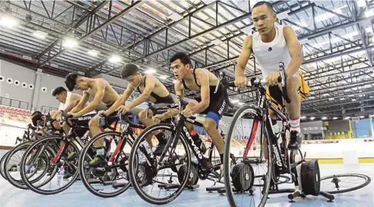  ?? [FOTO HAZREEN MOHAMAD/BH] ?? Atlet berbasikal negara menjalani latihan di Velodrom Nasional, semalam.