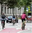  ??  ?? Am Justizpala­st endet der Radweg auf der Schaezlers­traße.