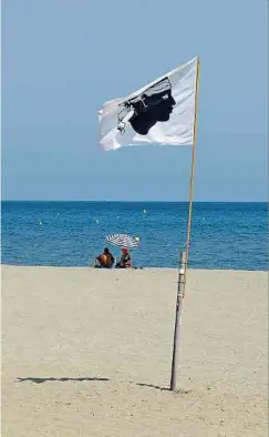  ??  ?? Le drapeau blanc corse avec sa tête de Maure ou «Testa Mora» est le symbole de l'identité insulaire.