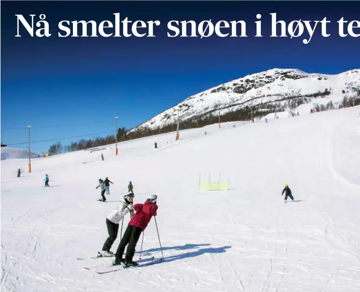  ?? FOTO: RICHARD NODELAND ?? Flere skisentre sammenlign­er årets vinterferi­evaer med det man vanligvis forbinder med påsken: myk snø, mildt vaer og noen steder også sol. Her fra Hovden i påsken 2018.