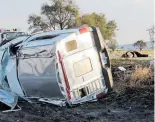  ?? FOTO CORTESÍA ?? La unidad quedó semi destrozada fuera de la cinta asfáltica.