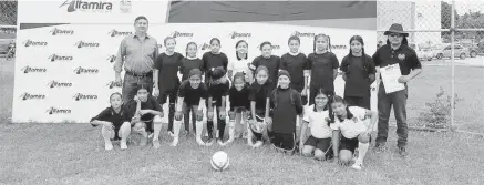  ?? ÁNGEL CRUZ ?? EL EQUIPO de futbol femenil de la escuela primaria El Arenal ganó la etapa Regional de los Juegos Deportivos Escolares /