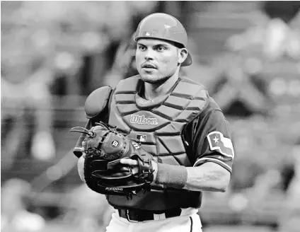  ?? TONY GUTIERREZ, AP ?? Catcher Ivan Rodriguez won 13 Gold Gloves in his career, including 10 in a row from 1992 to 2001.